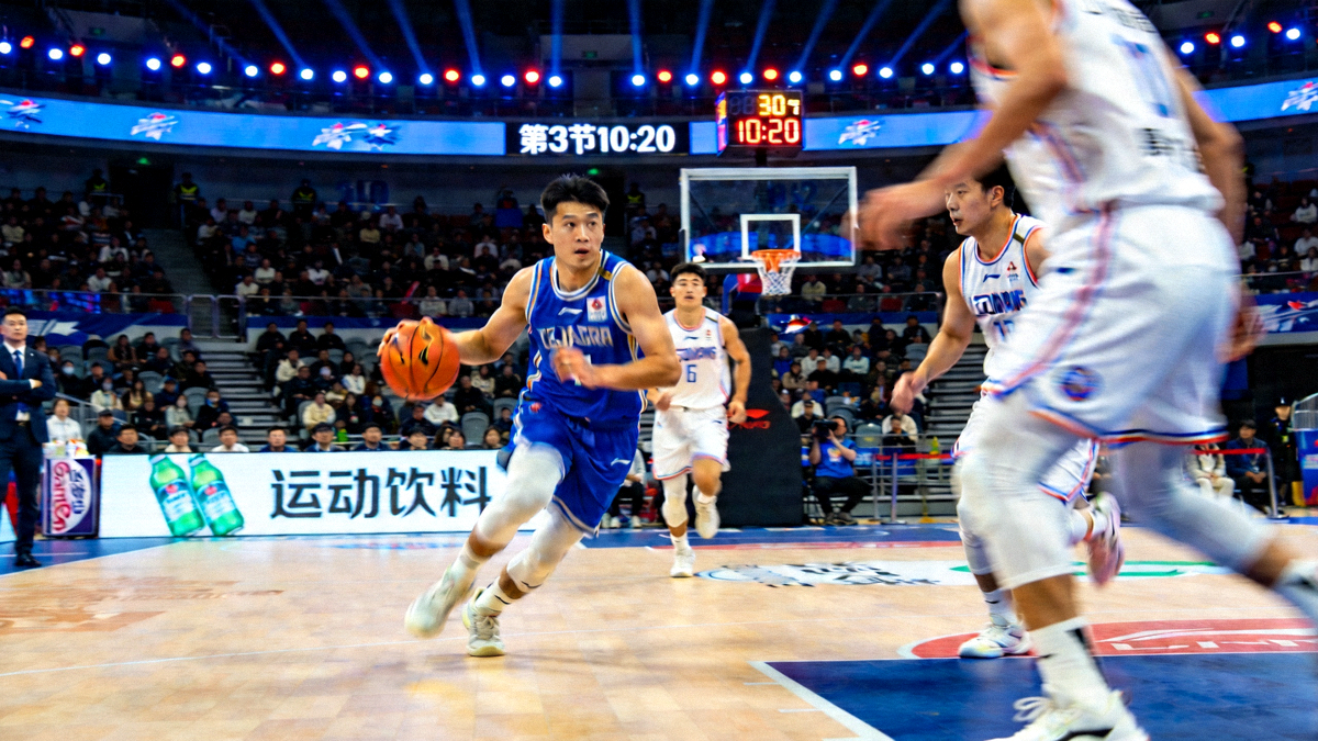 篮球比赛现场直播画面，球员正在组织进攻